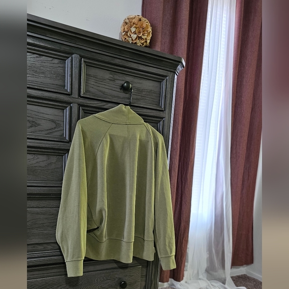 Lululemon Softstreme wrap - Picture 2 of 16